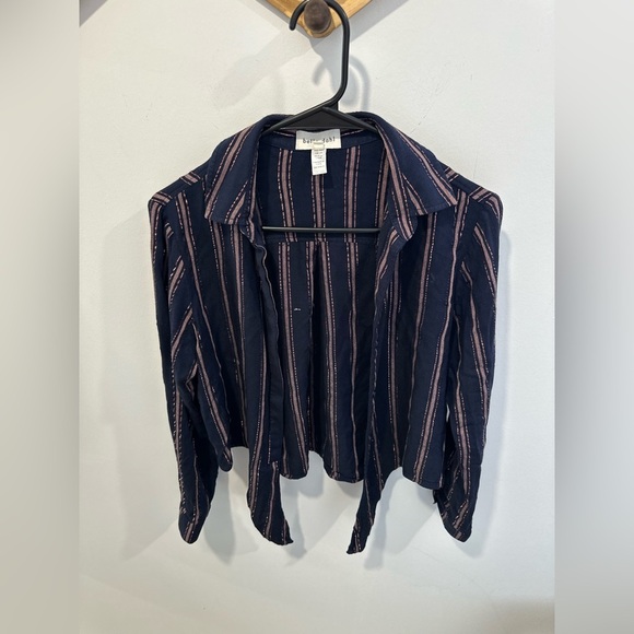 Bella Dahl Metallic Stripe Roll-Tab Tie-Front Shirt Navy
Blue/Rose Gold XS - Picture 5 of 8